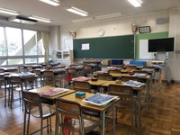 写真：机が並んだ教室2