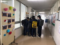 写真：廊下でたわむれている生徒たち