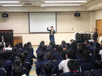 写真：京王観光の添乗員さんの話を聞く生徒たち
