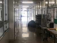 写真：廊下で身を守る体勢を作る生徒