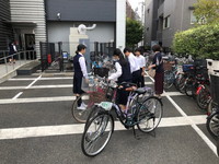 写真：連合音楽会終了後自転車で帰る生徒