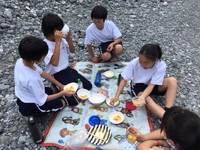 写真：食事を楽しむ生徒たち1