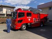 写真：消防車と清瀬市消防署の隊員