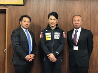 写真：湯淺直樹選手と東京都スキー連盟教育本部長戸井田寛様