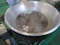 写真：大鍋でおしるこを調理中