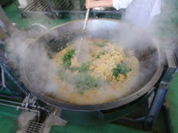 写真：大鍋で親子丼を調理中