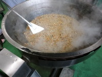 写真：大鍋で調理中のきのこソース