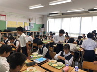 写真：給食を食べている生徒たち3