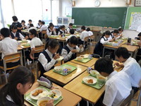 写真：給食を食べている生徒たち1