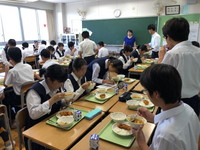 写真：給食を食べている生徒たち2
