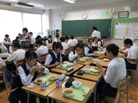 写真：給食を食べている生徒たち3