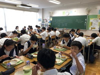 写真：給食を食べている生徒たち4