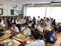 写真：給食を食べている生徒たち1（9月2日）