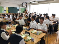 写真：給食を食べている生徒たち2（9月2日）