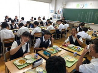 写真：給食を食べている生徒たち3（9月2日）