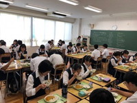 写真：給食を食べている生徒たち5（9月2日）