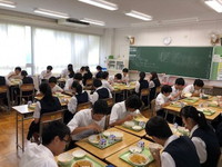 写真：給食を食べている生徒たち6（9月2日）