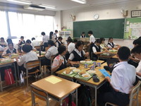 写真：給食を食べている生徒たち1（9月3日）