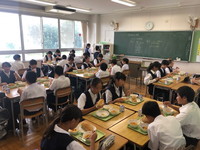 写真：給食を食べている生徒たち2（9月3日）