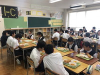 写真：給食を食べている生徒たち3（9月3日）