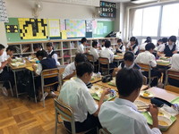 写真：給食を食べている生徒たち1（9月9日）