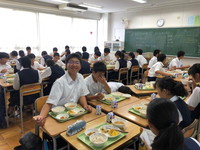 写真：給食を食べている生徒たち2（9月9日）