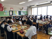 写真：給食を食べている生徒たち3（9月9日）