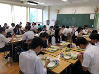 写真：給食を食べている生徒たち4（9月9日）
