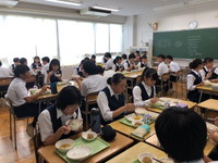 写真：給食を食べている生徒たち5（9月9日）