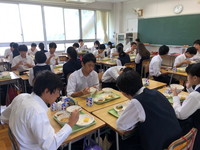 写真：給食を食べている生徒たち6（9月9日）