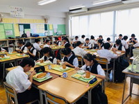 写真：給食を食べている生徒たち2（9月10日）