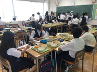 写真：給食準備中の生徒たち1