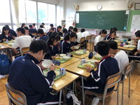 写真：給食を食べている生徒たち1（7月19日）