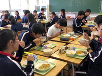 写真：給食を食べている生徒たち2（7月19日）