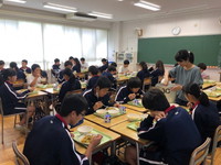 写真：給食を食べている生徒たち3（7月19日）