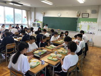 写真：給食を食べている生徒たち4（7月19日）