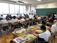 写真：給食を食べている生徒たち6（7月19日）
