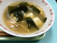 写真：味噌汁（もやし・ワカメ・油揚・豆腐）
