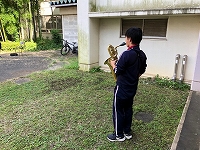 写真：中庭で練習をする吹奏楽部員1