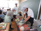 写真：給食配膳の様子2