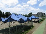 写真：校庭のテント