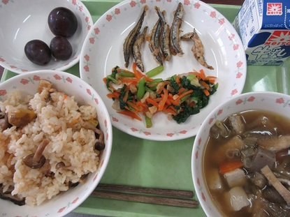 写真　給食　秋の食彩定食