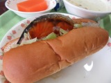 写真　給食　フィッシュバーガー