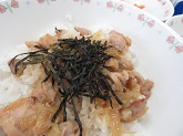 写真　給食　焼き鳥丼