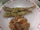 写真　給食　シシャモの磯辺焼き