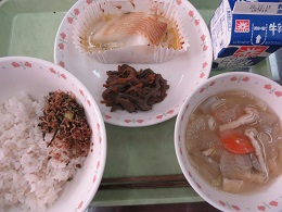 写真　給食　カレイの味噌マヨ焼き