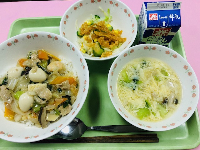 ・牛乳・中華丼・揚げワンタンサラダ・しめじと卵のスープ