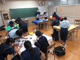 写真　学級旗づくりのようす