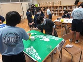 写真　学級旗づくりのようす