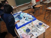 写真　学級旗づくりのようす